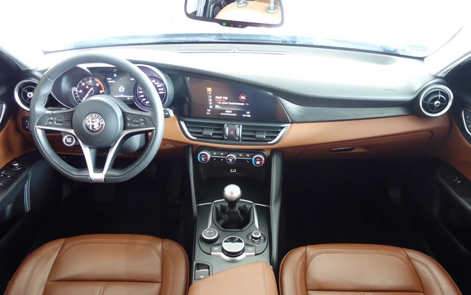 Alfa Romeo Giulia cena 78900 przebieg: 90190, rok produkcji 2016 z Maków Podhalański małe 211